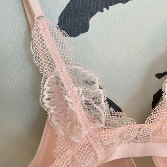 Lacy Pale Pink Front Close Bra - 36B - Picture 4 of 6